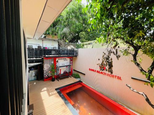 a koi pond in the middle of a patio at Samui Beach Hostel in Amphoe Koh Samui