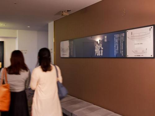 two women are standing in a waiting room at 汐の丸 in Imabari
