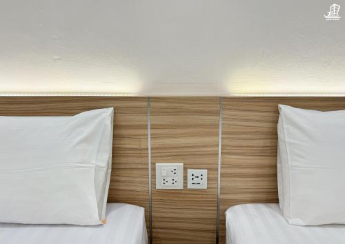 Postel nebo postele na pokoji v ubytování Jacky Chan Hotel