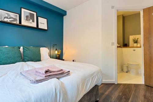 Postel nebo postele na pokoji v ubytování Stylish City Centre Apartment with Free Parking, Fast W-fi, Smart TV and Balcony by Yoko Property