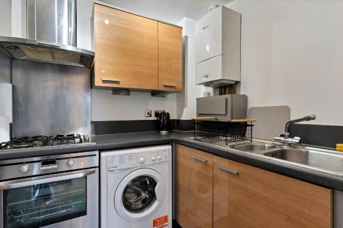 Kuchyň nebo kuchyňský kout v ubytování Stylish City Centre Apartment with Free Parking, Fast W-fi, Smart TV and Balcony by Yoko Property