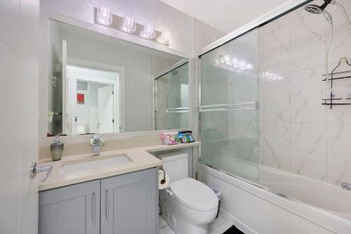 Ένα μπάνιο στο Basement Suite In Vancouver