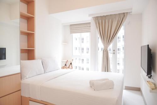 Ένα ή περισσότερα κρεβάτια σε δωμάτιο στο Warm and Simply Studio at Tokyo Riverside PIK 2 Apartment By Travelio