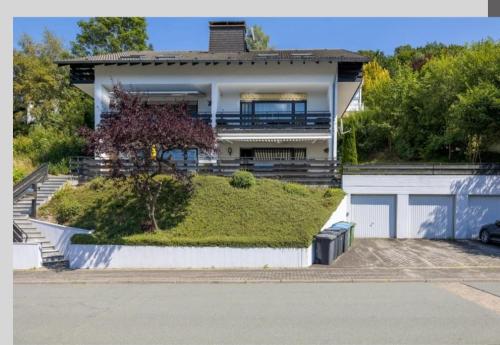 Ferienwohnung Joschko في وينتربرغ: منزل أمامه تل عشبي