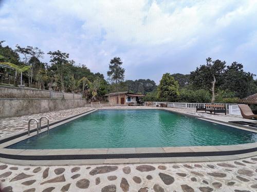 Bazén v ubytování Omah Trasan Pangrango nebo v jeho okolí