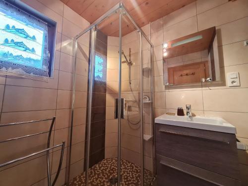 a bathroom with a shower and a sink at Chalet chaleureux face aux pistes, proche Gérardmer, idéal pour famille, balcon et terrasse - FR-1-589-182 in Ban-sur-Meurthe-Clefcy