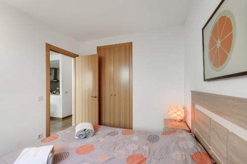 エル・タルテルにあるEl Tarter Ski Apartment for Families - Happy Rentalsの部屋にベッドがある寝室