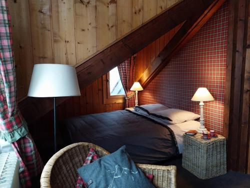 a bedroom with a bed in a attic at Chalet Hauts Forts à Avoriaz - 12 pers, skis aux pieds, terrasse sud, 5 ch, 5 sdb - FR-1-633-33 in Morzine