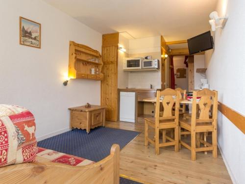 un salon avec une cuisine et une salle à manger dans l'établissement Studio confortable proche centre avec balcon - FR-1-346-465, à Arc 1800