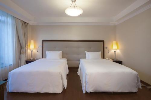 Letto o letti in una camera di Beijing Hotel NUO Forbidden City