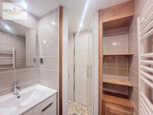 une salle de bain avec un lavabo et une douche dans l'établissement Studio rénové près des pistes avec balcon et parking - FR-1-275-161, à La Rosière