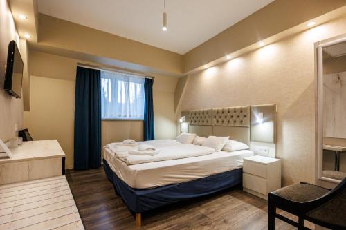 a bedroom with a large bed and a window at Bástya Konferencia és Wellness Hotel in Miskolctapolca