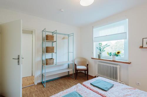 a bedroom with a desk and a chair and a window at FerienWohnenSieglinde in Weiden