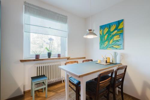 a dining room with a table and chairs and a window at FerienWohnenSieglinde in Weiden