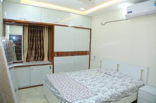 SecunderābādにあるBest place to chill in city! Beautiful 2 BHK Villa!の白い部屋にあるベッドのある寝室