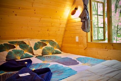Postel nebo postele na pokoji v ubytování Quirky Woods - Glamping Cabins at Maketu