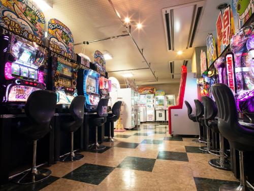 a casino with a lot of slot machines at Hotel Kusakabe Armeria in Gero