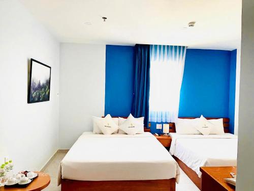 Una cama o camas en una habitación de Stellar Hotel