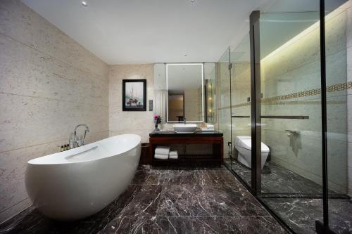 Ein Badezimmer in der Unterkunft Mehood Elegant Hotel Guangzhou Ersha Island Pearl River Night Tour - Complimentary Shuttle Bus between hotel to Canton Fair Complex during Canton Fair