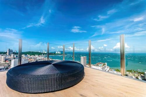 una gran bolsa de frijoles en un balcón con vistas al océano en Central Pattaya, Sky Pool and Amazing Location, en Pattaya central