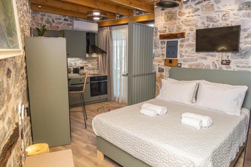 KrásionStefanis Guest House II的一间卧室，床上有两条毛巾