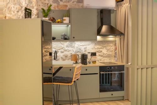 Una cocina o cocineta en Stefanis Guest House II