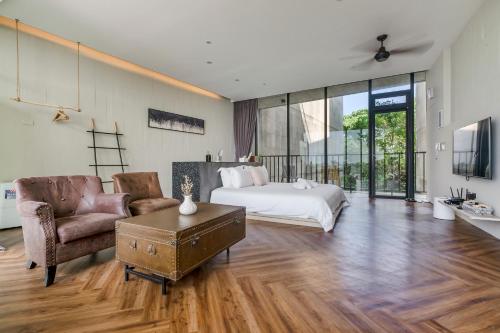a bedroom with a bed and a table and a chair at Ningxia Ocean in Yilan City
