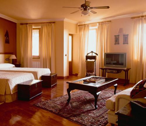 a living room with two beds and a coffee table at El Milano Real in Hoyos del Espino