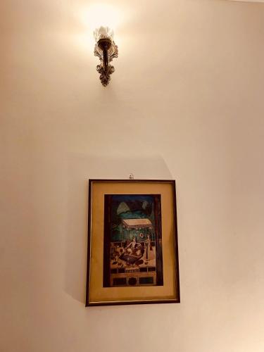 a picture of a train on a wall with a light at Haveli Katkoun in Būndi