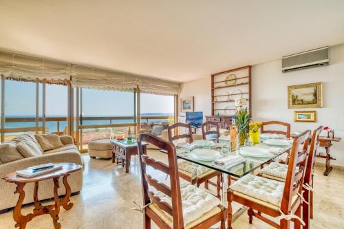 une salle à manger avec une table et des chaises dans l'établissement La Cuse Baciccia - Happy Rentals, à Menton