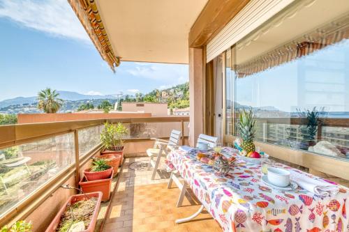 un balcon avec une table et des chaises et une vue dans l'établissement La Cuse Baciccia - Happy Rentals, à Menton