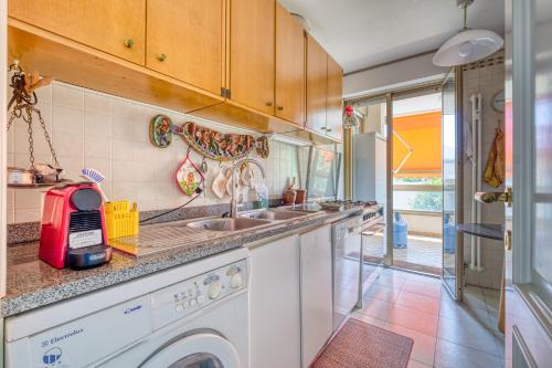 une cuisine avec une machine à laver et un évier dans l'établissement La Cuse Baciccia - Happy Rentals, à Menton