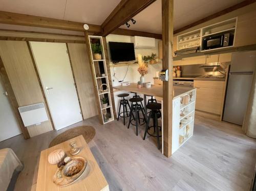 - une petite cuisine avec une table dans une petite maison dans l'établissement Mobilhome 6 couchages camping 4 étoiles, à La Hume
