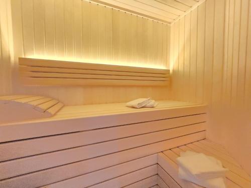 a sauna with two towels sitting on a shelf at Ferienwohnung Meeresrauschen mit Sauna Haustier erlaubt in Norden