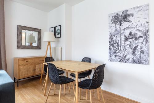 une salle à manger avec une table et des chaises en bois dans l'établissement le schwendi, à Colmar