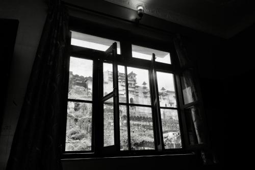 an open window with a view of a building at Haveli Katkoun in Būndi
