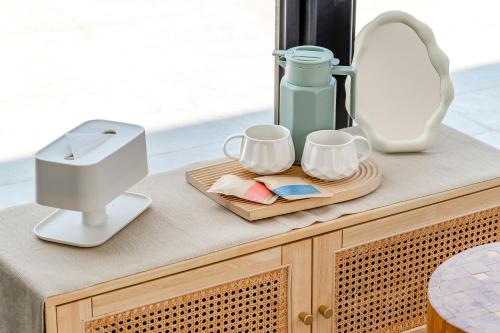 a counter with two cups and a mirror on it at Ningxia Ocean in Yilan City