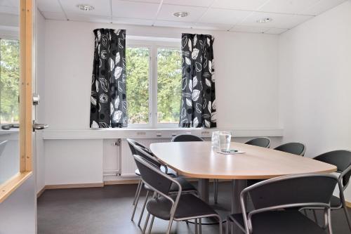 a dining room with a table and chairs at Best Western Valhall Park Hotell in Ängelholm