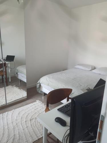 - une chambre avec un bureau, un ordinateur et un lit dans l'établissement suresnes centre, à Suresnes