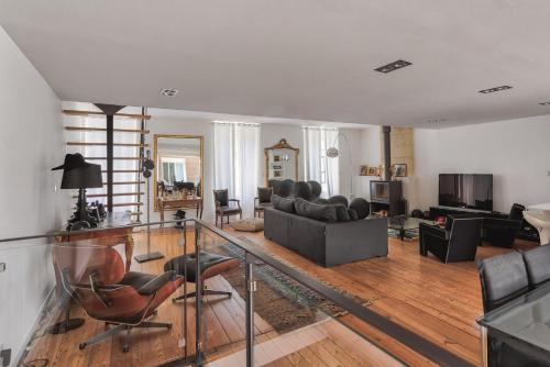 un salon avec un canapé et des chaises dans l'établissement Superbe loft avec patio à Bordeaux, à Bordeaux