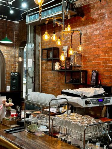 een ziekenhuiskamer met een bed en een bakstenen muur bij ZEN Hotel Patong Beach -ex- miami Production in Patong Beach