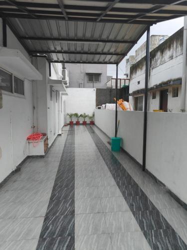 an empty hallway of a building with a roof at Mahadev Mansion in Ujjain