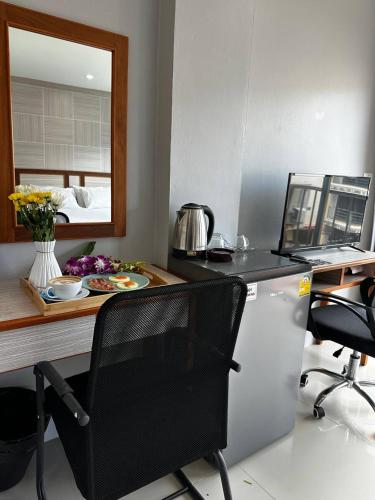 een keuken met een bureau met spiegel en een koelkast bij ZEN Hotel Patong Beach -ex- miami Production in Patong Beach