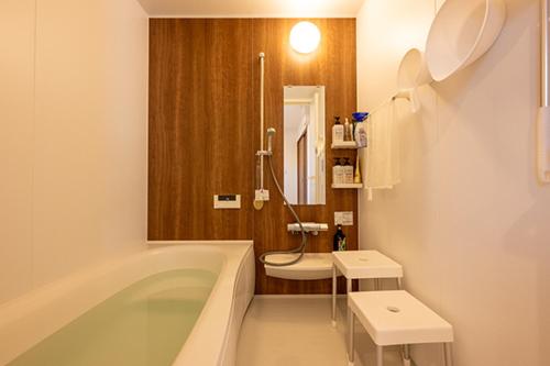淡路市にあるRockstar Villa 尾崎浜STYLEの浴槽、トイレ、洗面台を備えたバスルーム