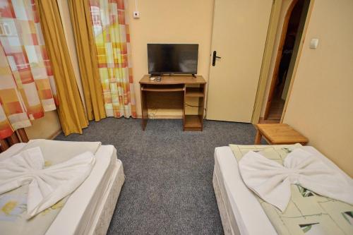 Postel nebo postele na pokoji v ubytování Neon Guest Rooms
