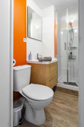 une salle de bain avec toilettes et douche dans l'établissement Le Petit Pasteur - Appartement design avec Sauna, à Vichy