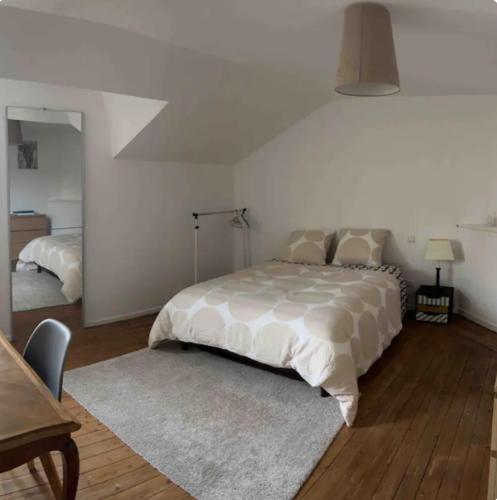 une chambre avec un lit, un bureau et une table dans l'établissement Maisonnette centre ville, à Laval