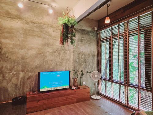Una televisión o centro de entretenimiento en Woo Ma Ca Moo