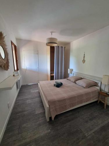 une chambre avec un grand lit dans une pièce dans l'établissement Les terrasses de Toucas, à Solliès-Toucas