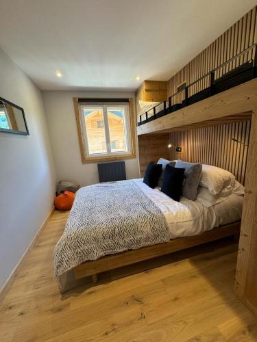 une chambre avec un grand lit dans une pièce dans l'établissement Picot Apartment, à Morzine